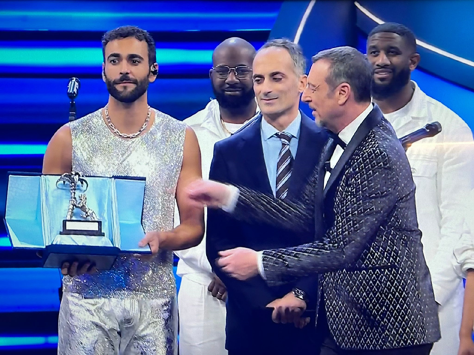 Festival Di Sanremo Mengoni vincitore della serata delle Cover e primo nella classifica generale della quarta serata