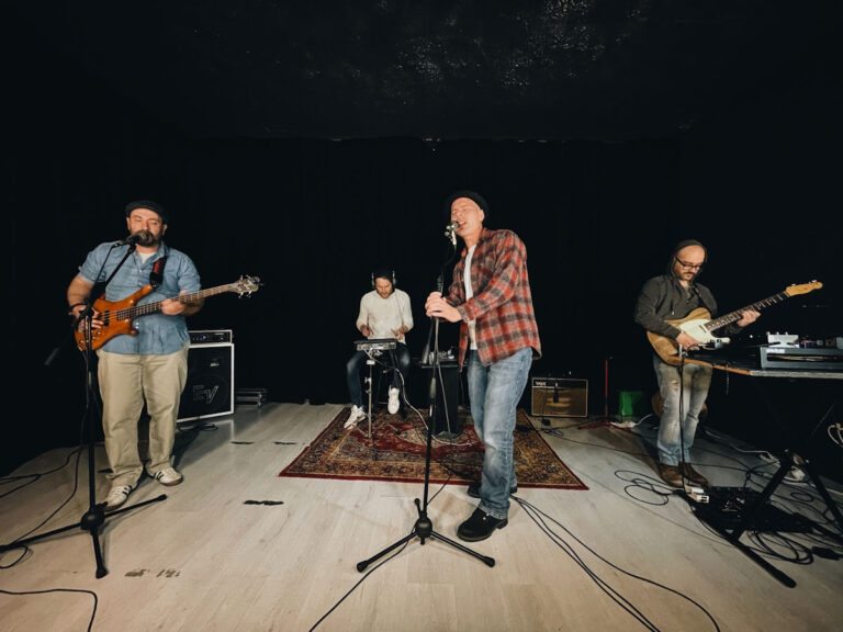 “Vendo e Compro”: il nuovo singolo dei Poetica Da Combattimento raccontato dalla band