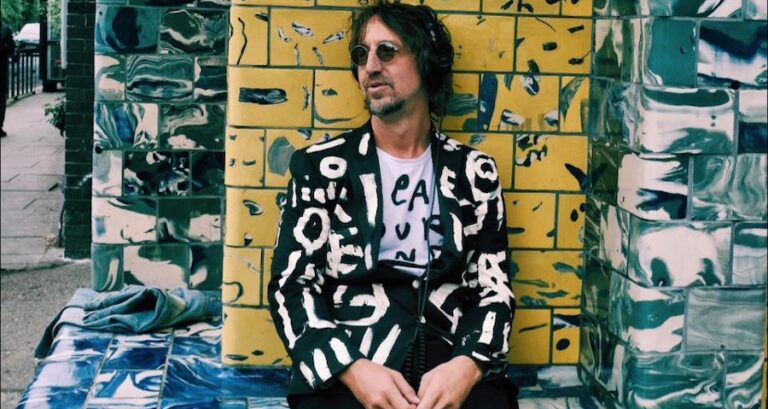Joseph Arthur: per la prima volta dal vivo a Napoli il cantautore alt folk americano scoperto da Lou Reed e Peter Gabriel. E’ tra i protagonisti dell’epopea grunge anni 90 e ha collaborato anche con Peter Buck dei R.E.M e Ben Harper