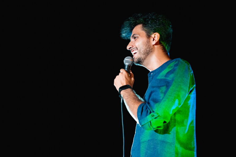 Prima Milano poi Torino. La stand up comedy di VINCENZO COMUNALE nel tour “Prima Pagina”