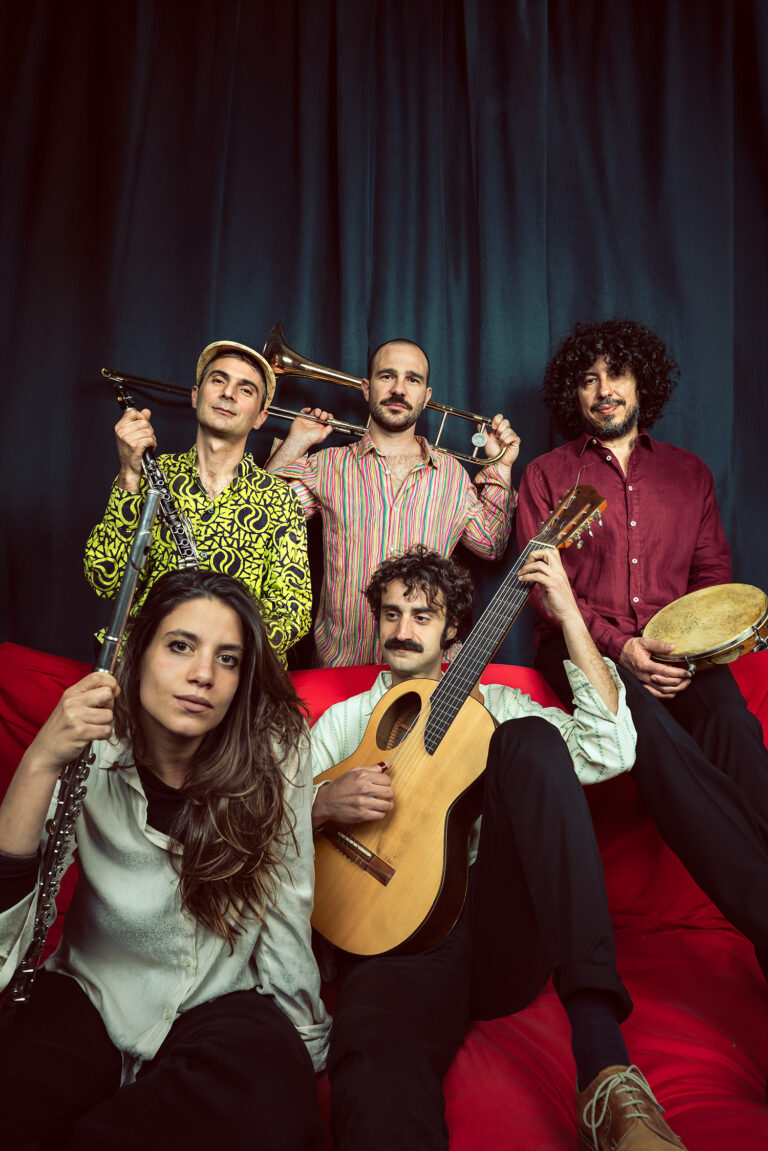 ORCHESTRA TOPICA: dal cuore di Napoli parte un viaggio tra Brasile e Europa. Ascolta l’album