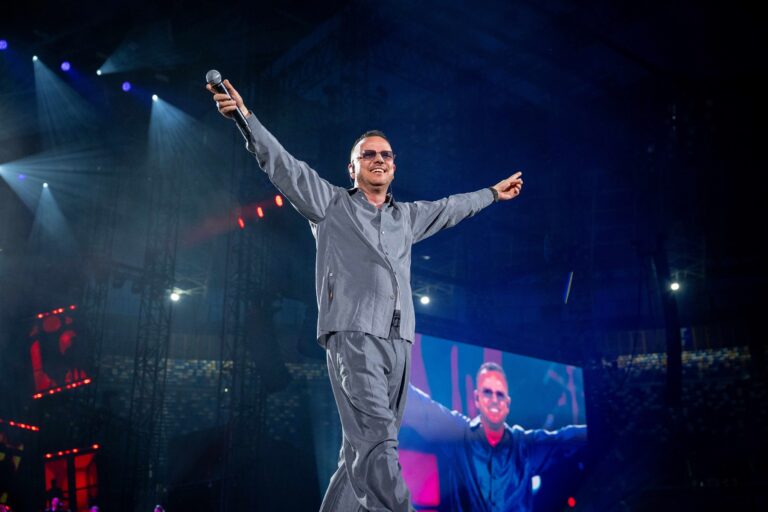 Gigi D’Alessio: 10 Date In Piazza Carlo di Borbone alla Reggia di Caserta