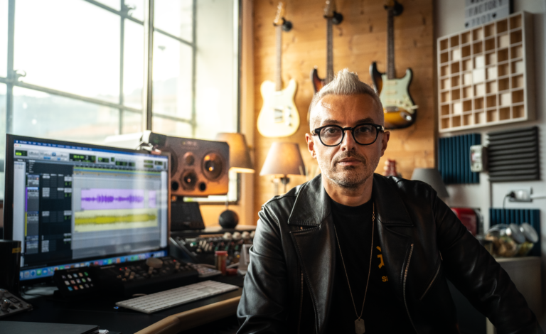Filadelfo Castro firma la colonna sonora della seconda stagione di “Roast In Peace”, da oggi, 18 settembre su Prime Video