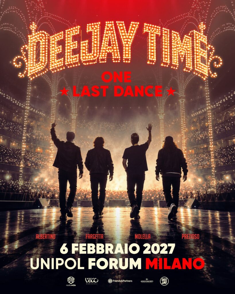 Concerto Deejay Time One Last Dance a Milano, silhouette di quattro DJ sul palco illuminato con il nome dell'evento in grandi luci al neon.