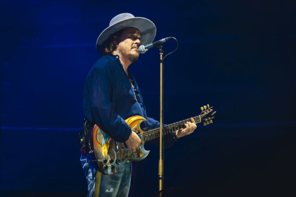 Zucchero "Sugar" Fornaciari canta e suona la chitarra sul palco durante un concerto.
